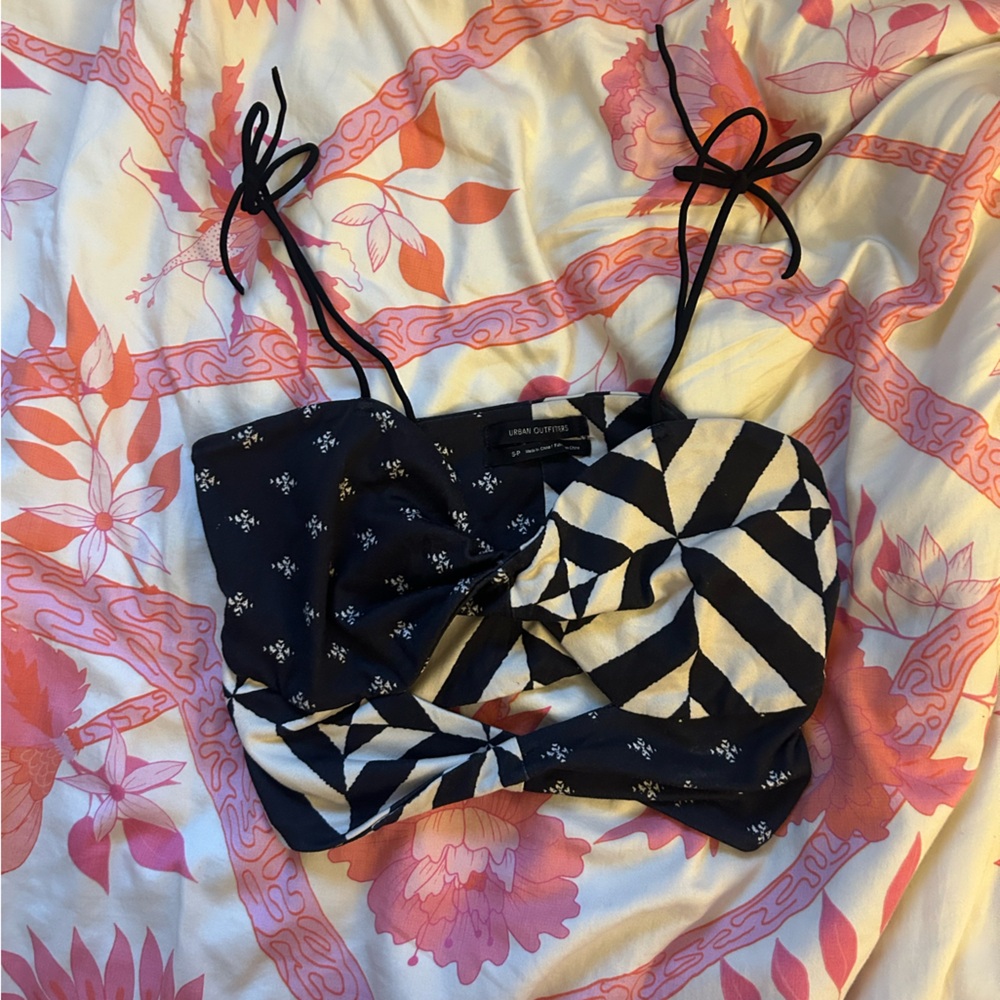 Black and White Patterned Urban Outfitters Women's crop tank